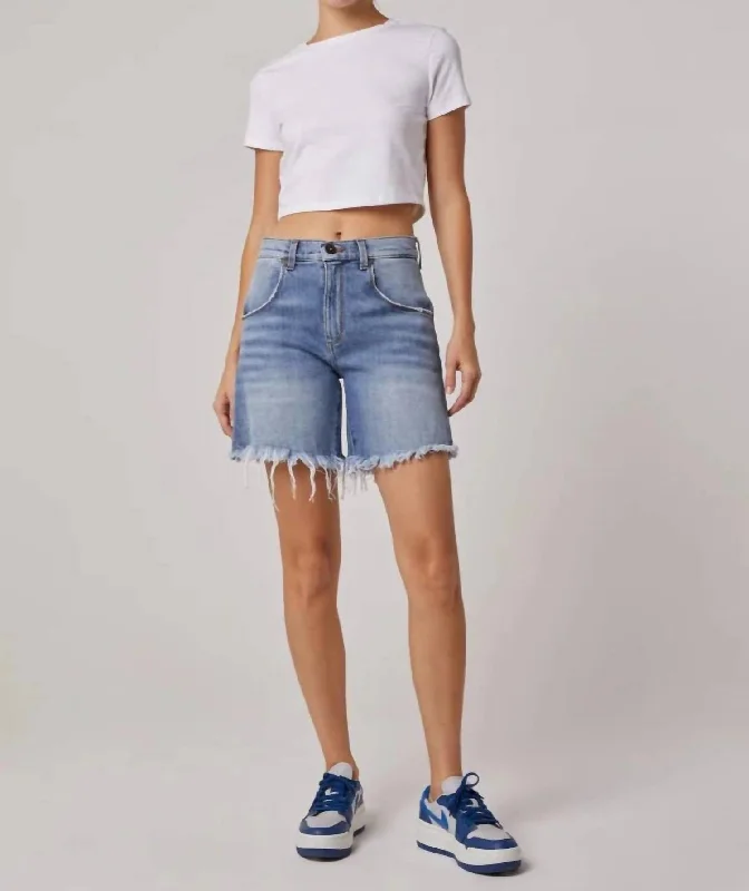 Claude Deep Scoop Short In Medium Doyers Wash